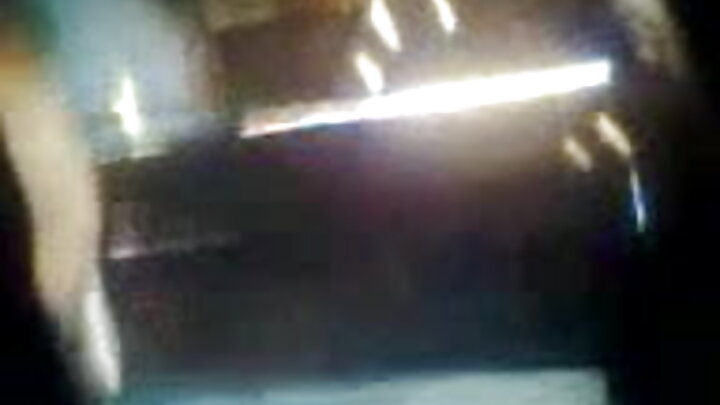 ଗୋଟିଏ ରୁଷୀୟ ଲୋକ ଏକ ମଦ୍ୟପ ଝିଅକୁ ଘରକୁ ଆଣି ତାଙ୍କୁ ଚୁଚୁମିଥାଏ