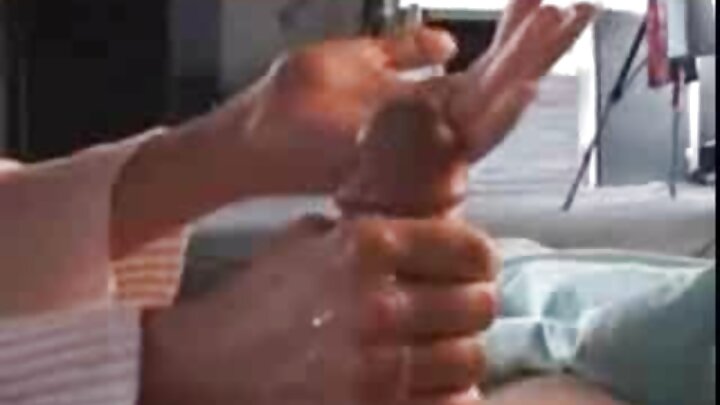 ଆମେରିକୀୟ ସ୍କୁଲ୍ ଝିଅ ଏଲସା ଜଣେ ସହପାଠୀଙ୍କୁ ଚୁଚୁମିଛନ୍ତି