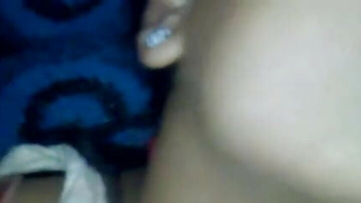 ଜଣେ ପୁରୁଷ ତାଙ୍କ ମାଲିକାଣୀଙ୍କୁ ପ୍ରାୟତଃ ଚୁଦନ୍ତି ଯେତେବେଳେ ତାଙ୍କ ସ୍ତ୍ରୀ ପାଖରେ ଶୋଇଥାନ୍ତି