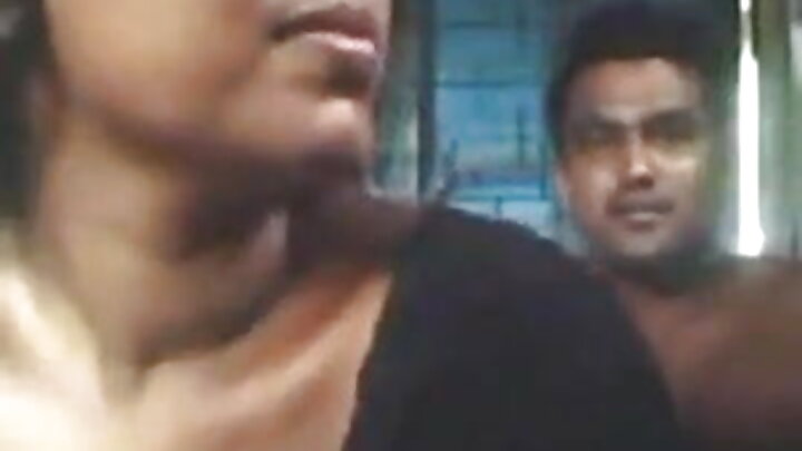 ଜଣେ ଲୋକ ତାଙ୍କ ଜନ୍ମଦିନରେ ଜଣେ ରୁଷିଆନ୍ କୁକୁଡ଼ାକୁ ଚୁଚୁମିଥାଏ