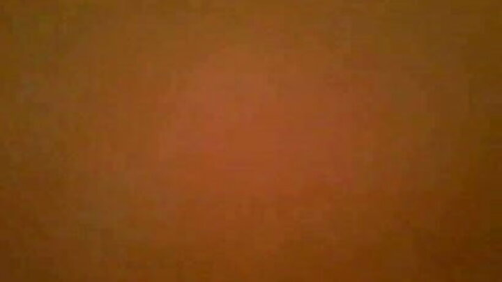 ଜଣେ ପୁରୁଷ ଏକ ବସ୍ତି ଗ୍ୟାରେଜରେ ଲାଟିନା