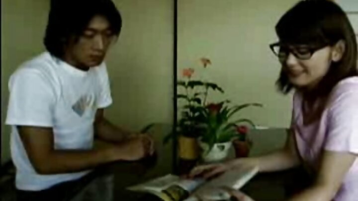 ରୁଷିଆନ୍ ପର୍ଣ୍ଣ ଯେଉଁଠାରେ ଜଣେ ବ୍ୟକ୍ତି ତାଙ୍କ ପ୍ରେମିକାଙ୍କୁ ଚୁଟିରେ ଫିଙ୍ଗନ୍ତି