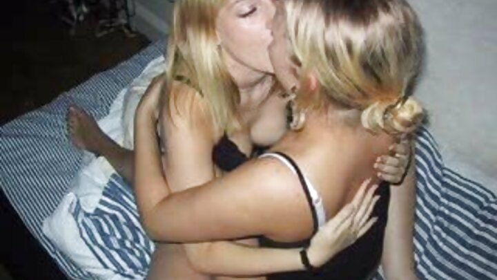 ଜଣେ ଲୋକ ତାଙ୍କ ରୁଷିଆନ୍ ପ୍ରେମିକାଙ୍କୁ କୁକୁଡ଼ି ଶୈଳୀରେ ଚୁଚୁମିଥାଏ