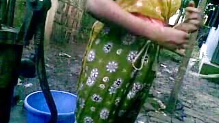 ଋଷୀୟ ପର୍ଣ୍ଣ ଯେଉଁଠାରେ ଜଣେ ବ୍ୟକ୍ତି ଜଣେ ବ୍ୟାଙ୍କ କର୍ମଚାରୀଙ୍କୁ ଚୁଚୁମିଛନ୍ତି