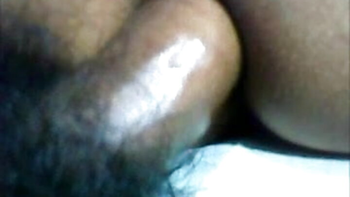 ସିଏନା ଡେ ଏବଂ ଲାନା ଓଲ୍ଫ ଏକ ବଡ଼ ଗଧ ପୁରୁଷକୁ ଚୁଚୁମିଥାଏ