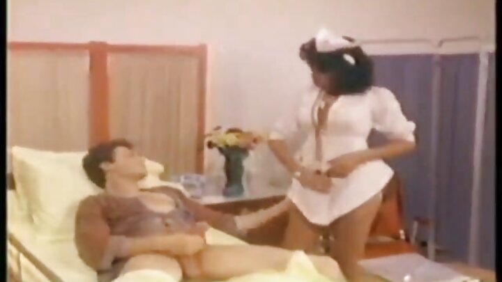 ଜଣେ ସୁନ୍ଦର ଗୋରା ତାଙ୍କ ଶିକ୍ଷକଙ୍କୁ ଚୁଚୁମିଛନ୍ତି