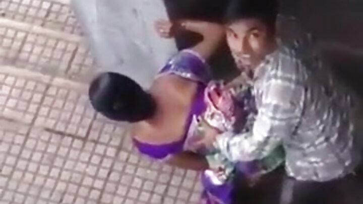 ରୁଷୀୟ ପର୍ଣ୍ଣ ଯେଉଁଠାରେ ରିସା ମେ ଜଣେ କଳା ଲୋକ ଦ୍ୱାରା ଚୁଚୁମିଛି