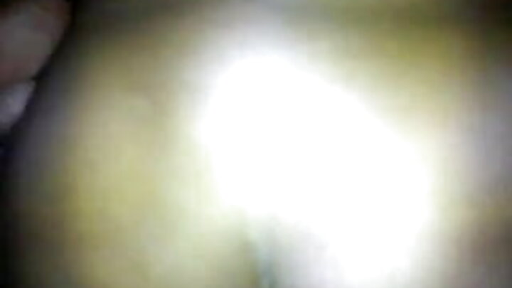 ଜଣେ ଯୁବକ କୁଶଳ ଭାବରେ ଦୁଇଜଣ ଅଭିଜ୍ଞ ମହିଳାଙ୍କୁ ଚୁଚୁମୁଛି