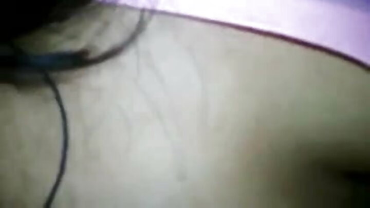 ରୁଷିଆନ୍ ଝିଅ ସେଲ୍ଟି ସ୍ୱିଟ୍ ତାଙ୍କ ପିଚି ଭିତରକୁ ଏକ ଡିଲଡୋ ପକାଉଛନ୍ତି