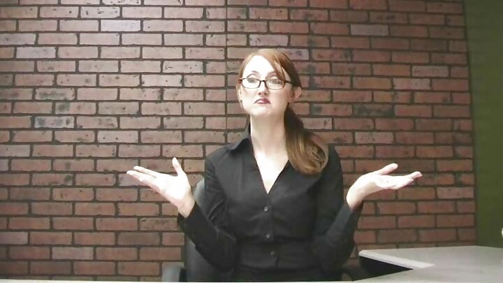 ଜଣେ ଲାଲ ମୁଣ୍ଡିଆ ଲୋକ ତାଙ୍କ ପ୍ରେମିକଙ୍କ ଡିକ୍ ଚଲାଇଥାଏ।