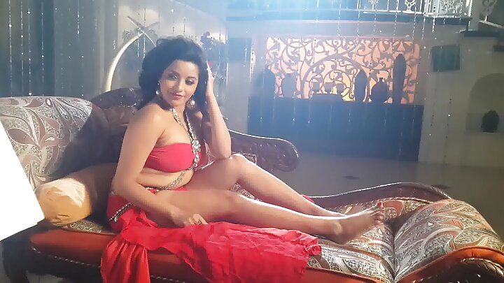 ପଛ ପଛପଟେ ଏକ ସୁନ୍ଦରୀ ଝିଅ ସହିତ ଘରେ ତିଆରି ଅଶ୍ଳୀଳ କଥା