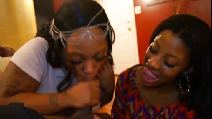 ଜଣେ ବାଳକ ଲୋକ ଏକ ଯୁବତୀଙ୍କୁ ଅପହରଣ କରି ତାକୁ କଠିନ ଭାବରେ ଚୁଚୁମିଥାଏ।