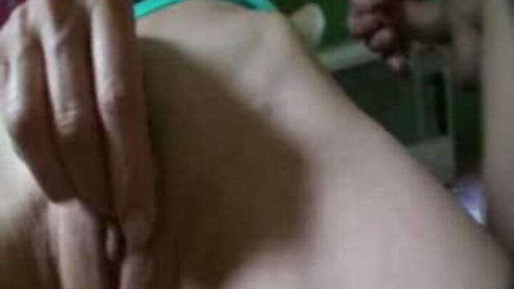 ଜଣେ ଯୁବତୀ ଏକ ତୁଷାର ଧଳା ବିଛଣାରେ ଚୁଚୁମିଥାଏ