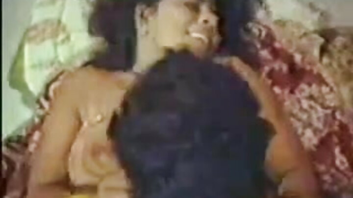 ଏକ ନୂତନ ଫେରାରିର ହୁଡ୍ ଉପରେ ଏକ ସୁନ୍ଦରୀ ସ୍ଲଫ୍ ହୁଡ୍ ଉପରେ ବାଉନ୍ସ କରୁଛି