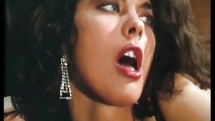 ଏକ ପୁରୁଷ ତାଙ୍କ ସୋପିଆ ଝିଅ ଏବଂ ତାଙ୍କ ବନ୍ଧୁଙ୍କୁ ଚକମା କରେ