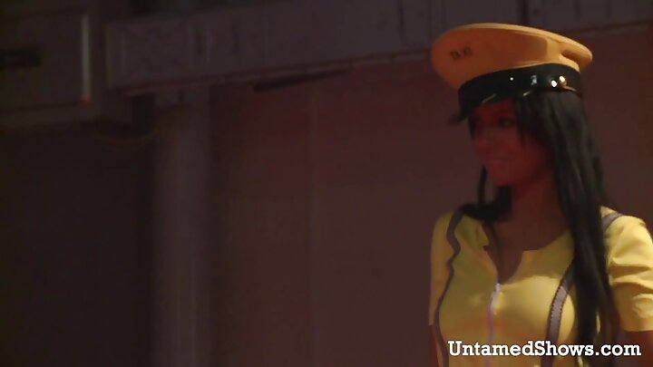 ଜଣେ ପୁଅ ତାଙ୍କୁ ସାହାଯ୍ୟ କରିବା ପରେ ଜଣେ ପୁଅକୁ ଚୁଚୁମିଥାଏ