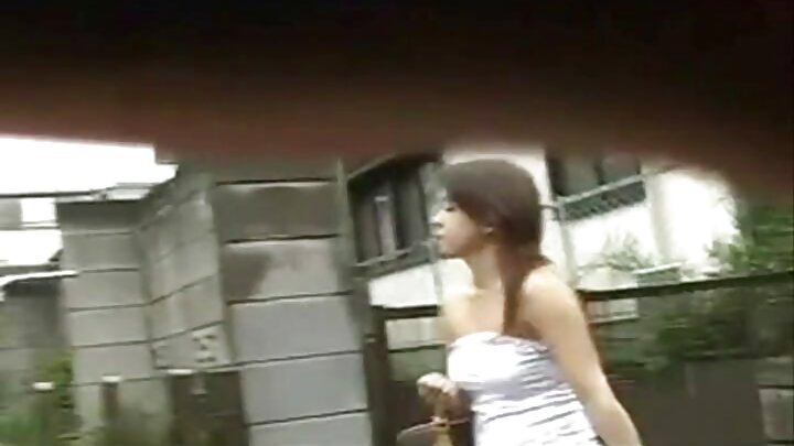 ମୋଟା ଡିକ୍ ଥିବା ଜଣେ ଲୋକ ଏକ ସୁନ୍ଦର ଗୋରା ଝିଅକୁ ଚୁଚୁମିଛି