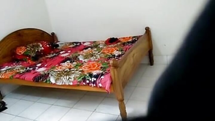 ଜଣେ ଗୋରା ଝିଅଟି ଜଣେ ପୁରୁଷଙ୍କ ମୋଟା କଣ୍ଢେଇ ଉପରେ ବାଉନ୍ସ କଲା