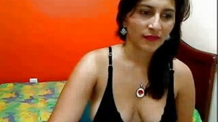 ଜଣେ ଲୋକ ତାଙ୍କ ପରିପକ୍ୱ ସବତ୍ ମା’କୁ ଏକ ବଡ଼ ଡିକ୍ ଉପରେ ନେଇଥାଏ