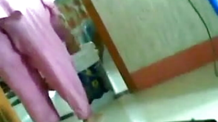 ସୁଜି ଗାଲା ଏବଂ ମ୍ୟାଡିସନ୍ ଫକ୍ସ ଜଣେ ଯୁବକଙ୍କ ସହିତ ପର୍ଣ୍ଣରେ