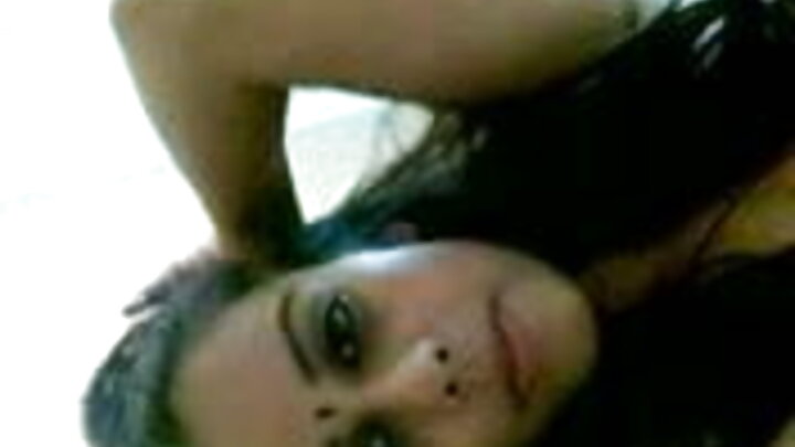 ଏକ ପୁଅ ତାଙ୍କ ସ୍ତ୍ରୀଙ୍କୁ ଚୁଚୁମି ଯାଉଥିବା ଦେଖେ ଏବଂ ଝାମ୍ପି ଥାଏ