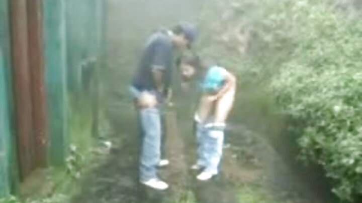 ଋଷୀୟ ପର୍ଣ୍ଣ ଯେଉଁଠାରେ ଜଣେ ଲୋକ ଫସିଥିବା ଝିଅମାନଙ୍କୁ ସେମାନଙ୍କ ପିସିରେ ଫିଙ୍ଗିଦିଏ