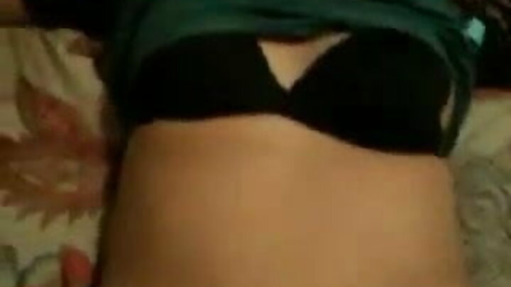 ସୁନ୍ଦର ଅଶ୍ଳୀଳତା ଯେଉଁଠାରେ ଜଣେ ବ୍ୟକ୍ତି ଏକ ରୁଷିଆନ୍ ଝିଅକୁ ଧୀରେ ଚୁଚୁମିଥାଏ