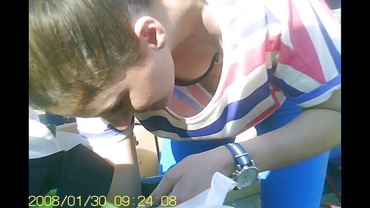 ଜଣେ ଲୋକ ଚୁଟିରେ ବେଲ୍ଟ ବାନ୍ଧିଥିବା ଏକ ଝିଅକୁ ଫିଙ୍ଗି ଦେଉଛି