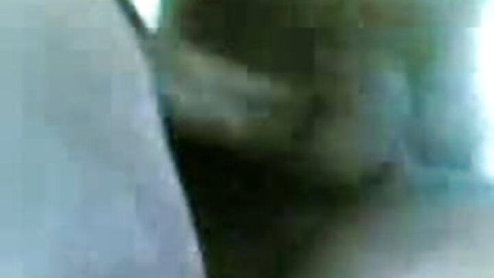 ଗୋଟିଏ ଝିଅ ଷ୍ଟଲକର୍ 2 ଖେଳରୁ ଏକ ମୁଖା ପାଇଁ ଜଣେ ପୁଅକୁ ଚୁଚୁମିଛି