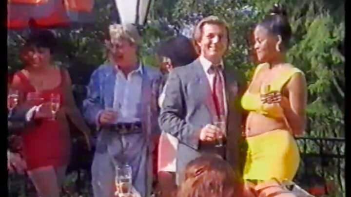 ଚିତ୍କାର କରୁଥିବା ଏସୀୟ ଜଣେ ପୁରୁଷଙ୍କ ଦ୍ୱାରା ଚୁଚୁମିଛନ୍ତି