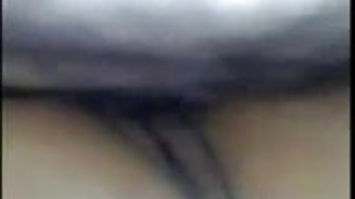 ଏକ ଦାସୀ ଦୁଇ ପୁରୁଷଙ୍କୁ ଏକ ବିଛଣାରେ ଚୁଚୁମିଛନ୍ତି