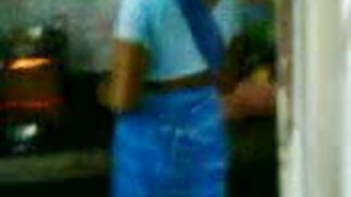 ଜଣେ ବ୍ୟକ୍ତି ତାଙ୍କ ପ୍ରେମିକା ଏବଂ ତାଙ୍କ ବନ୍ଧୁଙ୍କୁ ଚୁଚୁମିଛନ୍ତି ସେହି ସମୟରେ