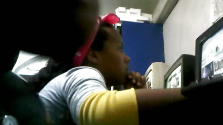 ଯୁବକ ଗୋରା ତାଙ୍କ ନୂତନ ସ୍ୱାମୀଙ୍କ ପୁଅକୁ ଚୁଚୁମି