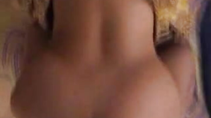 ଏକ ପତଳା ଝିଅ ତା ପ୍ରେମିକାକୁ ଧୀରେ ଧୀରେ ଫିଙ୍ଗିଦିଏ