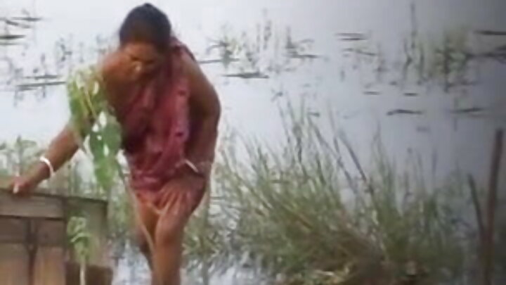 କୁକଲ୍ଡ ସ୍ୱାମୀ ତାଙ୍କ ସ୍ତ୍ରୀ ଇଭ୍ ସ୍ୱିଟ୍ କୁ ଚୁଚୁମି ଯାଉଥିବା ଦେଖନ୍ତି