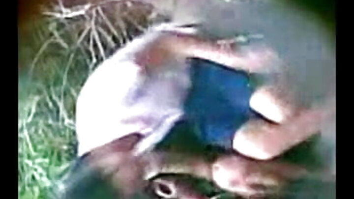 ତ୍ରିସମ୍ ପର୍ଣ୍ଣ ଯେଉଁଠାରେ ଏକ ବକ୍ର ଲୋକ ଦୁଇଟି ସ୍ଲଟ୍ସକୁ ଚୁଚୁମିଛନ୍ତି