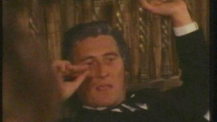 ଲାଟିନା କିରା ପେରେଜ୍ ଜଣେ ବଡ଼ ଗଧ କଳା ପୁରୁଷଙ୍କୁ ଛୁଆଁ ଦିଅନ୍ତି