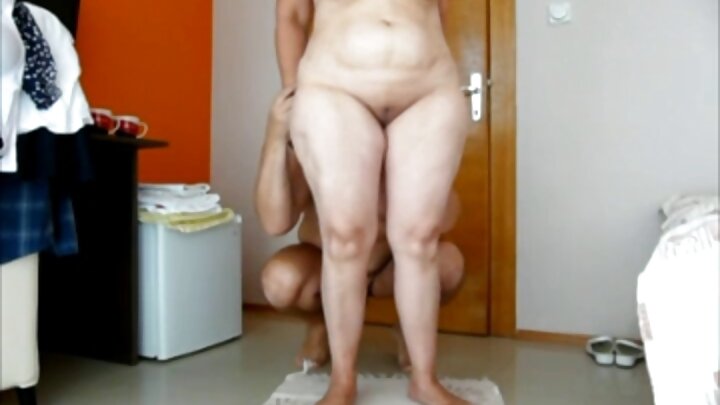 ରେଡହେଡ୍ ମିଲ୍ଫ ତାଙ୍କ ସବପୁଅକୁ ଚୁଚୁମିରେ ଫିଙ୍ଗିଲା