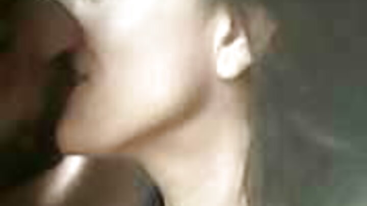 ଜଣେ ଋଷୀୟ ନର୍ସ ତାଙ୍କ ପିଚା ସାହାଯ୍ୟରେ ଜଣେ ପୁରୁଷର କଷ୍ଟକର ଚିକିତ୍ସା କରୁଛନ୍ତି।