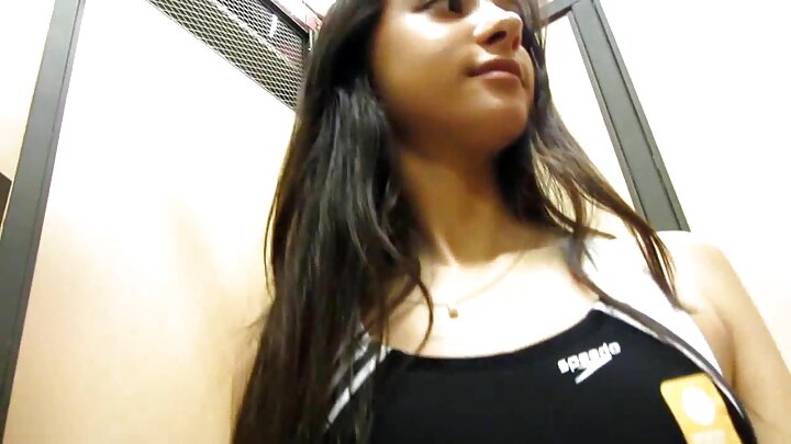 ଜଣେ ଲୋକ ତାଙ୍କ ପଡ଼ୋଶୀଙ୍କୁ ଫିଙ୍ଗିଥାଏ