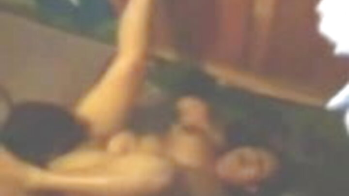 ଗୋଷ୍ଠୀ ପର୍ଣ୍ଣ ଯେଉଁଠାରେ ଲୋକମାନେ ସୁନ୍ଦର ରୁଷିଆନ୍ ଝିଅମାନଙ୍କୁ ଚୁଚୁମିଲେ