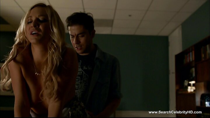 ସଫ୍ଟ ପର୍ଣ୍ଣ ଯେଉଁଠାରେ ବ୍ଲେକ୍ ବ୍ଲୋସମ୍ ଜଣେ ପୁରୁଷକୁ ଚୁଚୁମି ଦିଅନ୍ତି