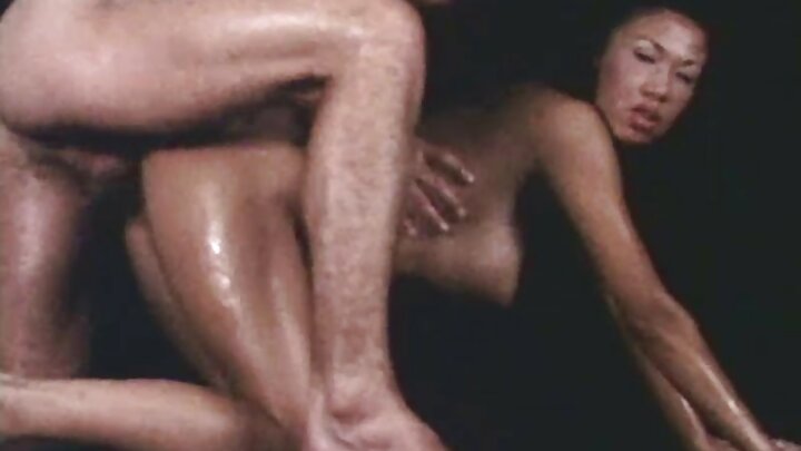 ସ୍କାଏ ବ୍ରି ଏବଂ ତାଙ୍କ ପ୍ରେମିକା ଜଣେ ପୁରୁଷଙ୍କୁ ଚୁଚୁମିଥାଏ